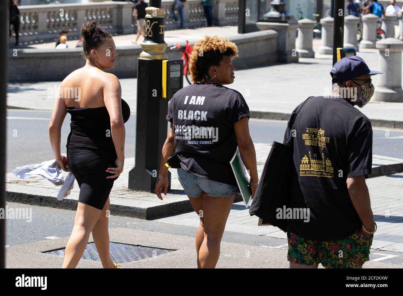 Eine Frau, die ein Hemd trägt, das sagt: "Ich bin schwarze Geschichte", geht zu einem Protest von Black Lives Matter am Trafalgar Square in London Stockfoto