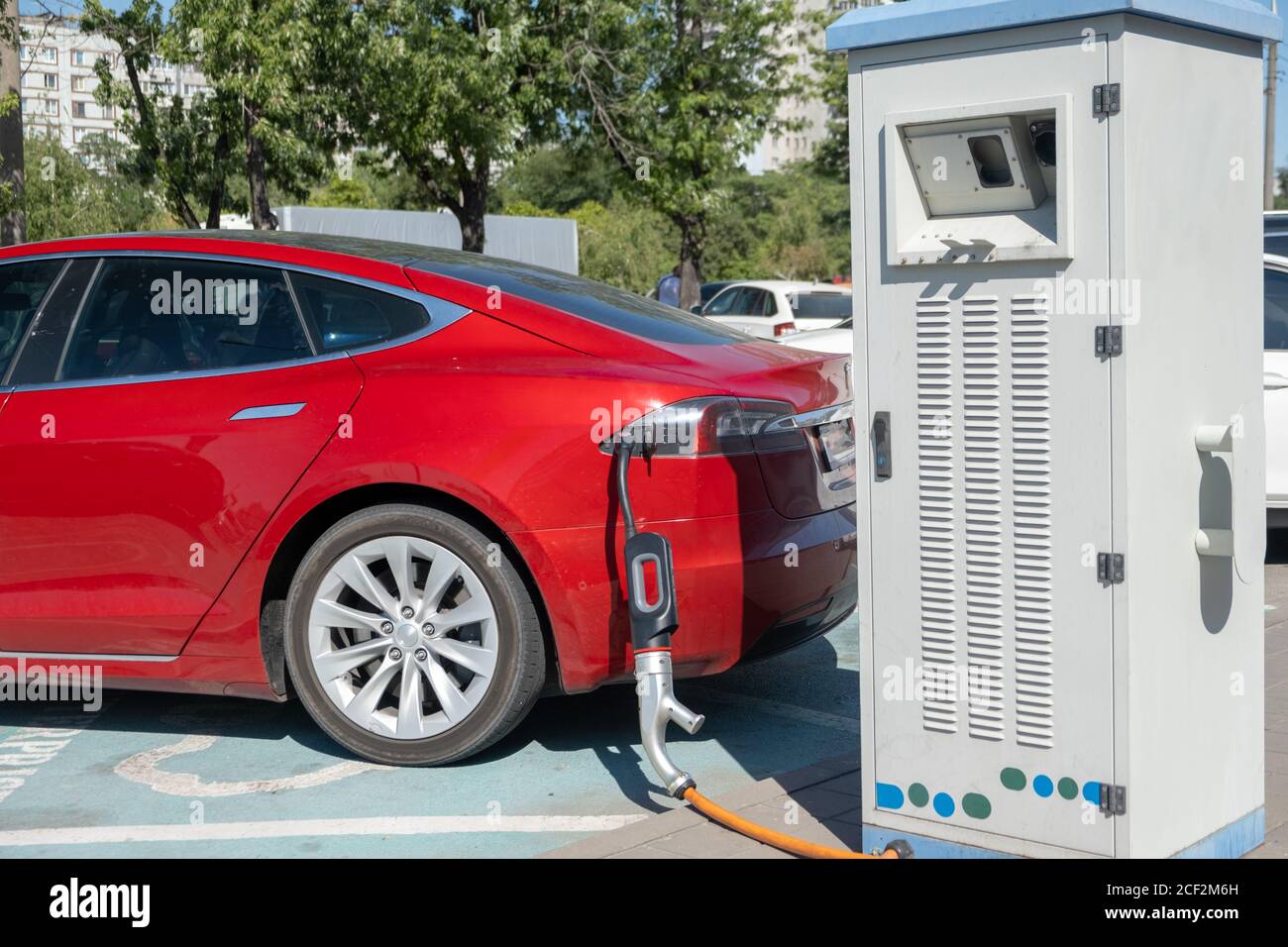 Elektroauto laden auf Parkplatz mit Elektroauto laden Station Stockfoto