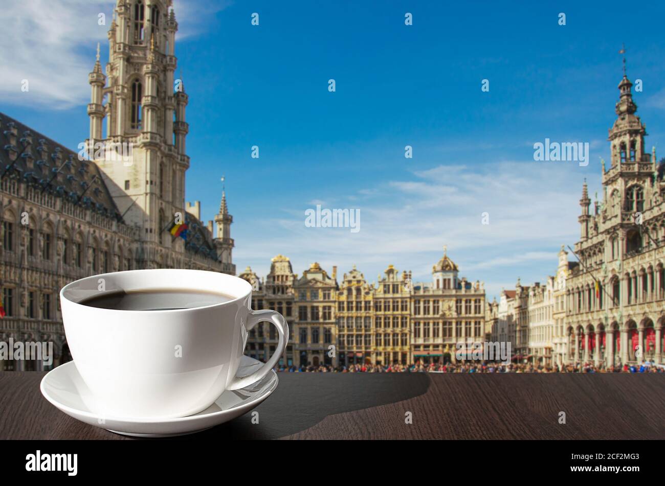 Tasse Kaffee auf dem Tisch mit Blick auf den Grand Place (Grote Markt) in Brüssel, Belgien Stockfoto