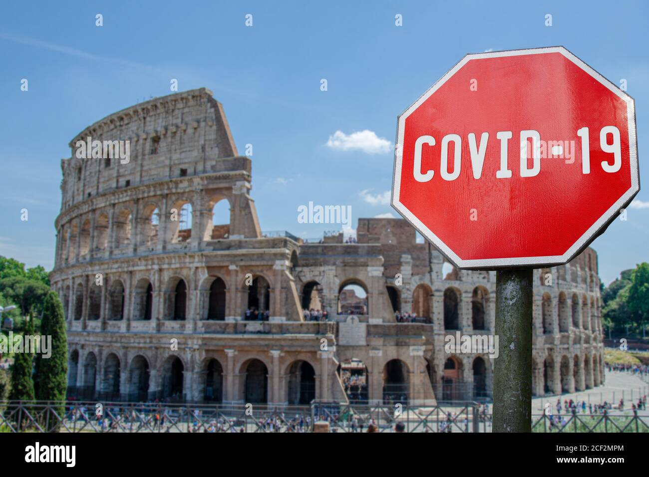 COVID-19 Schild mit Kolosseum (Kolosseum) in Rom, Italien. Blick auf das römische ovale Amphitheater. Warnung vor einer Pandemie in Italien. Coronavirus-Krankheit. COVID-2 Stockfoto