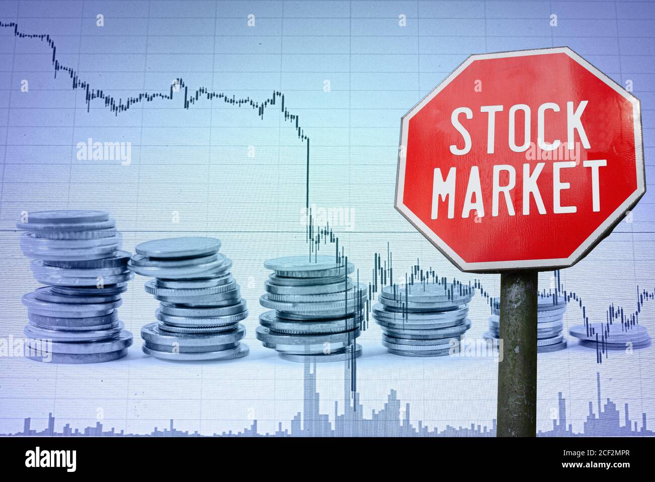 Aktienmarkt Zeichen auf Wirtschaft Hintergrund - Grafik und Münzen. Finanzcrash in der Weltwirtschaft wegen Coronavirus. Globale Wirtschaftskrise, Rezession. Stockfoto