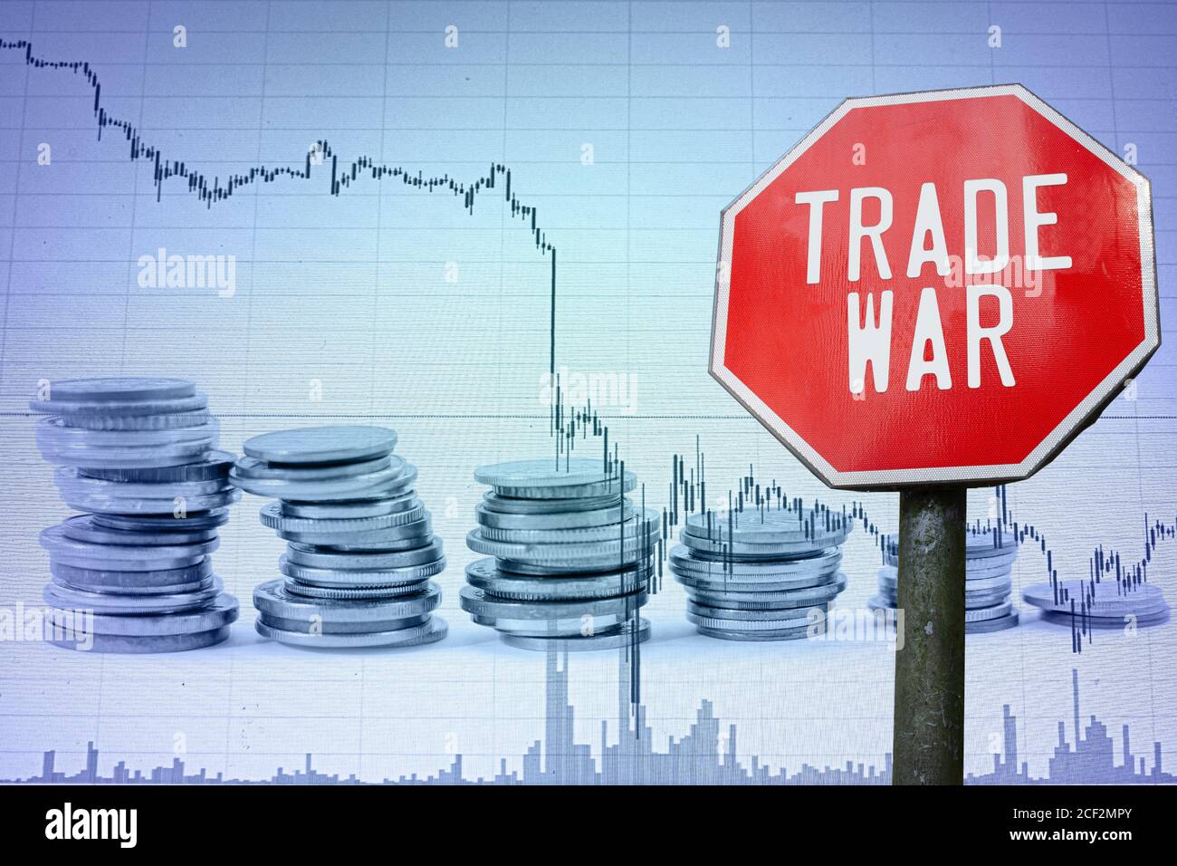 Handelskrieg auf Wirtschaftshintergrund - Grafik und Münzen. Finanzcrash in der Weltwirtschaft. Globale Wirtschaftskrise, Rezession. Stockfoto