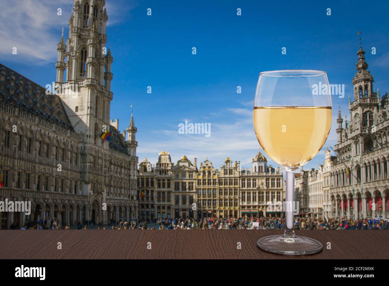 Glas Weißwein mit Blick auf den Grand Place (Grote Markt) in Brüssel, Belgien Stockfoto
