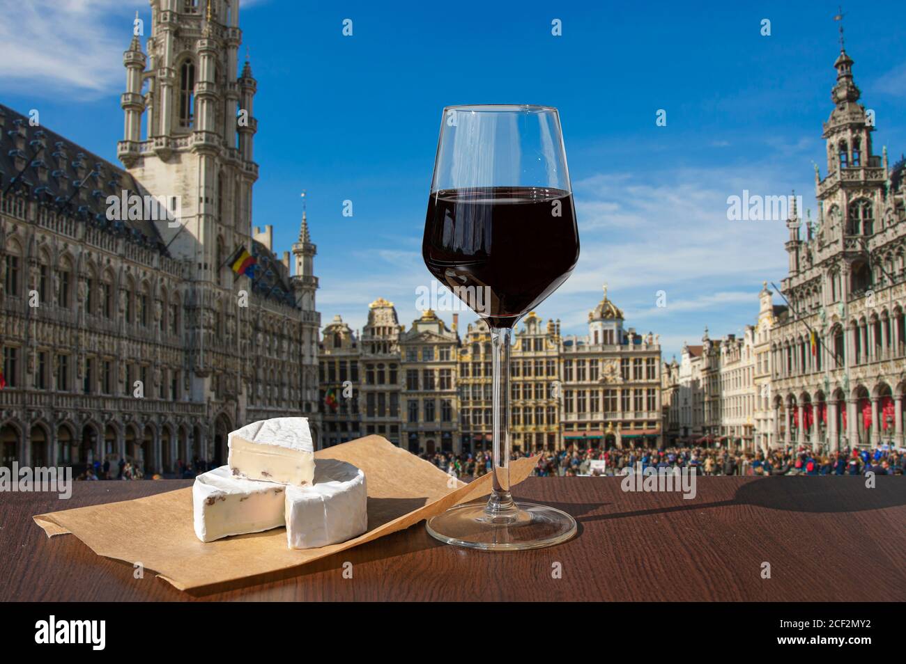 Ein Glas Rotwein mit Brie-Käse auf dem Grand Place (Grote Markt) in Brüssel, Belgien. Stockfoto