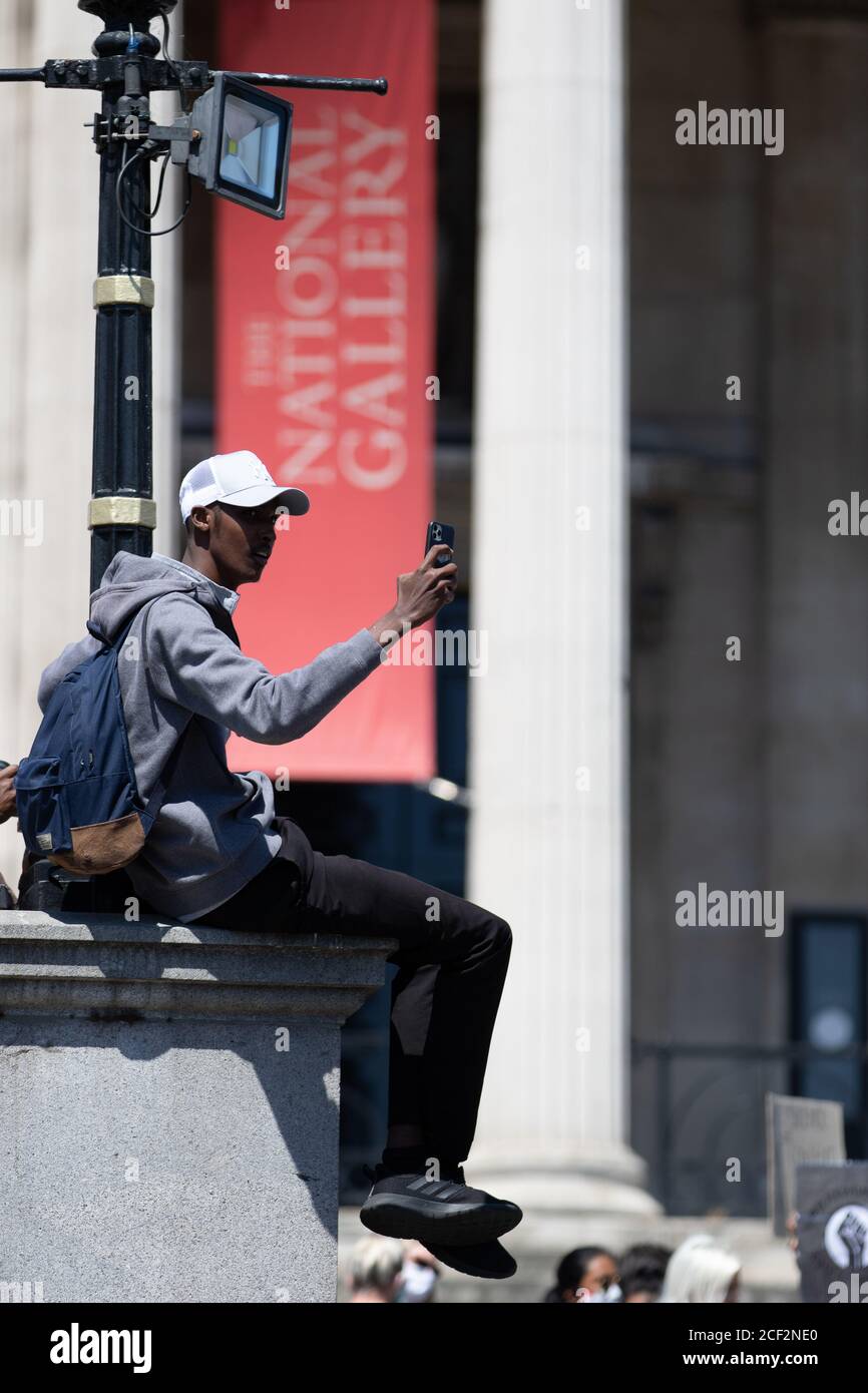 Ein Schwarzer nimmt die Menge bei einem Black Lives Matter Protest vor der National Gallery am Trafalgar Square in London auf Stockfoto