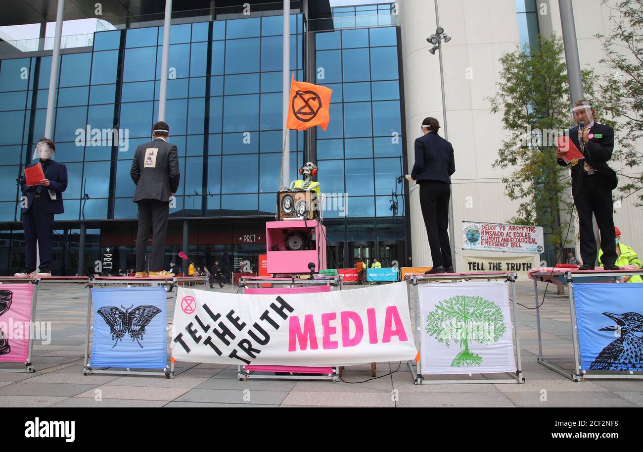 Cardiff, Wales, Großbritannien. September 2020. Extinction Rebellion Protestierende vor der BBC am dritten Aktionstag in Cardiff, 3. September 2020. Demonstranten drängen die BBC, die Wahrheit zu sagen. Vier Demonstranten stehen auf Plinths und präsentieren eine alternative "Nachrichtenübertragung", die über globale Wetterveränderungen berichtet.Quelle: Denise Laura Baker/Alamy Live News Stockfoto