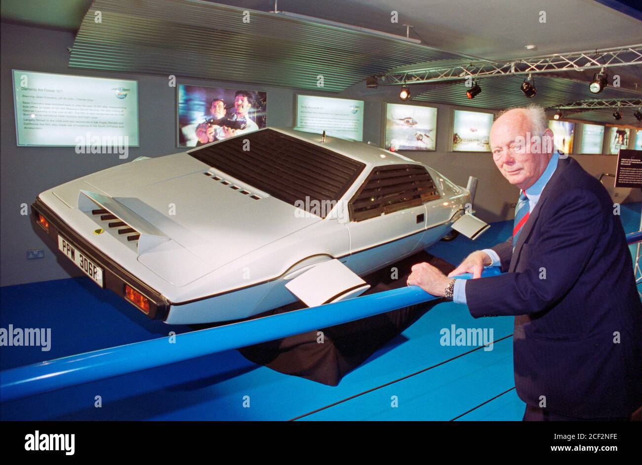 Lord Montagu von Beaulieu im Jahr 2003 bei der Ausstellung James Bond 007 im Beaulieu Motor Museum im New Forest UK. Stockfoto