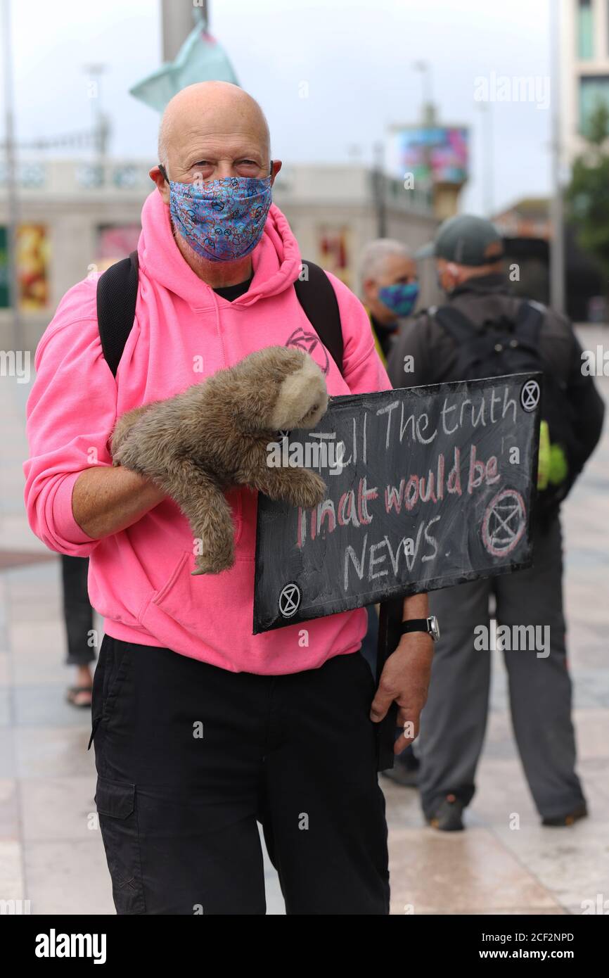 Cardiff, Wales, Großbritannien. September 2020. Extinction Rebellion Protestierende vor der BBC am dritten Aktionstag in Cardiff, 3. September 2020. Demonstranten drängen die BBC, die Wahrheit zu sagen. Ein männlicher Protestor hält ein Plakat Kredit: Denise Laura Baker / Alamy Live News Stockfoto