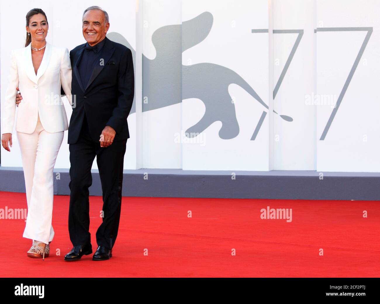 Italien, Lido di Venezia, 02. September 2020: Alberto Barbera, der Direktor des 77. Filmfestivals in Venedig. Im Bild mit seiner Frau Giulia Rosmarini Foto © Ottavia Da Re/Sintesi/Alamy Live News Stockfoto