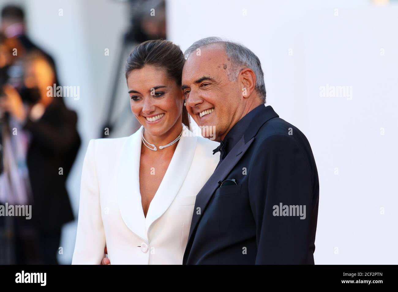 Italien, Lido di Venezia, 02. September 2020: Alberto Barbera, der Direktor des 77. Filmfestivals in Venedig. Im Bild mit seiner Frau Giulia Rosmarini Foto © Ottavia Da Re/Sintesi/Alamy Live News Stockfoto