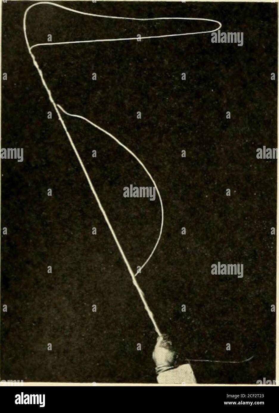 . Reiten und Fahren. Jetzt Riten von denen, die Praktikabilität und Vergnügen aus ihren Ställen bekommen wollen, nicht nur für diejenigen, die ihre Pferde nur für Zwecke der Übertragung verwenden. Beginnen Sie nicht mit der Notion, dass die einzige Möglichkeit, ein Tandem oder eine vier, ist tohave genau das richtige Fahrzeug, das Recht harnessto die Form einer Schnalle, und Pferde von nur suchand ein solcher Charakter. Der Showring ist eine Sache; Fahren für Sport und Vergnügen ist eine ganz andere. Praktisch jeder Mann, der viel Geld ausgeben wird, kann Preise im Showring gewinnen; und es ist nur gelegentlich heutzutage, wenn so viel Geld ist Stockfoto