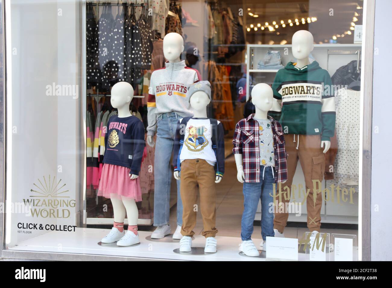 Harry Potter inspirierte Kinderkleidung in H & M bei Stroget In Kopenhagen  Stockfotografie - Alamy