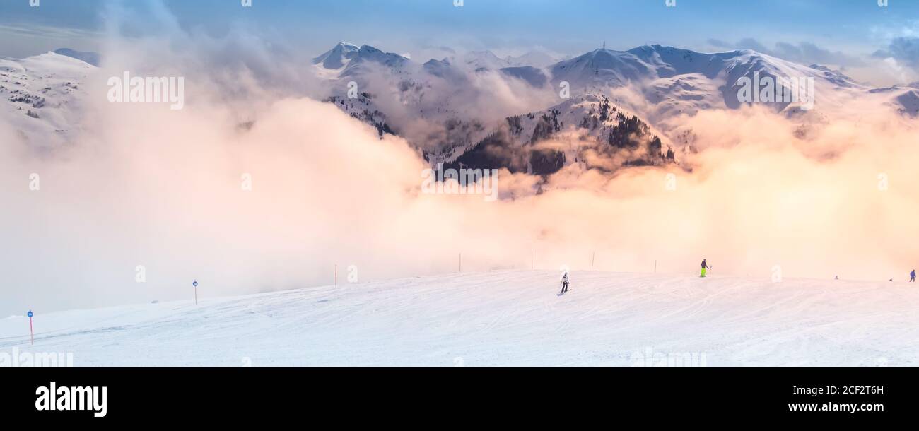Saalbach, Österreich, Skipiste in aurain Winterresort, Alpen Schnee Berggipfel und Wolken Panorama Banner Stockfoto