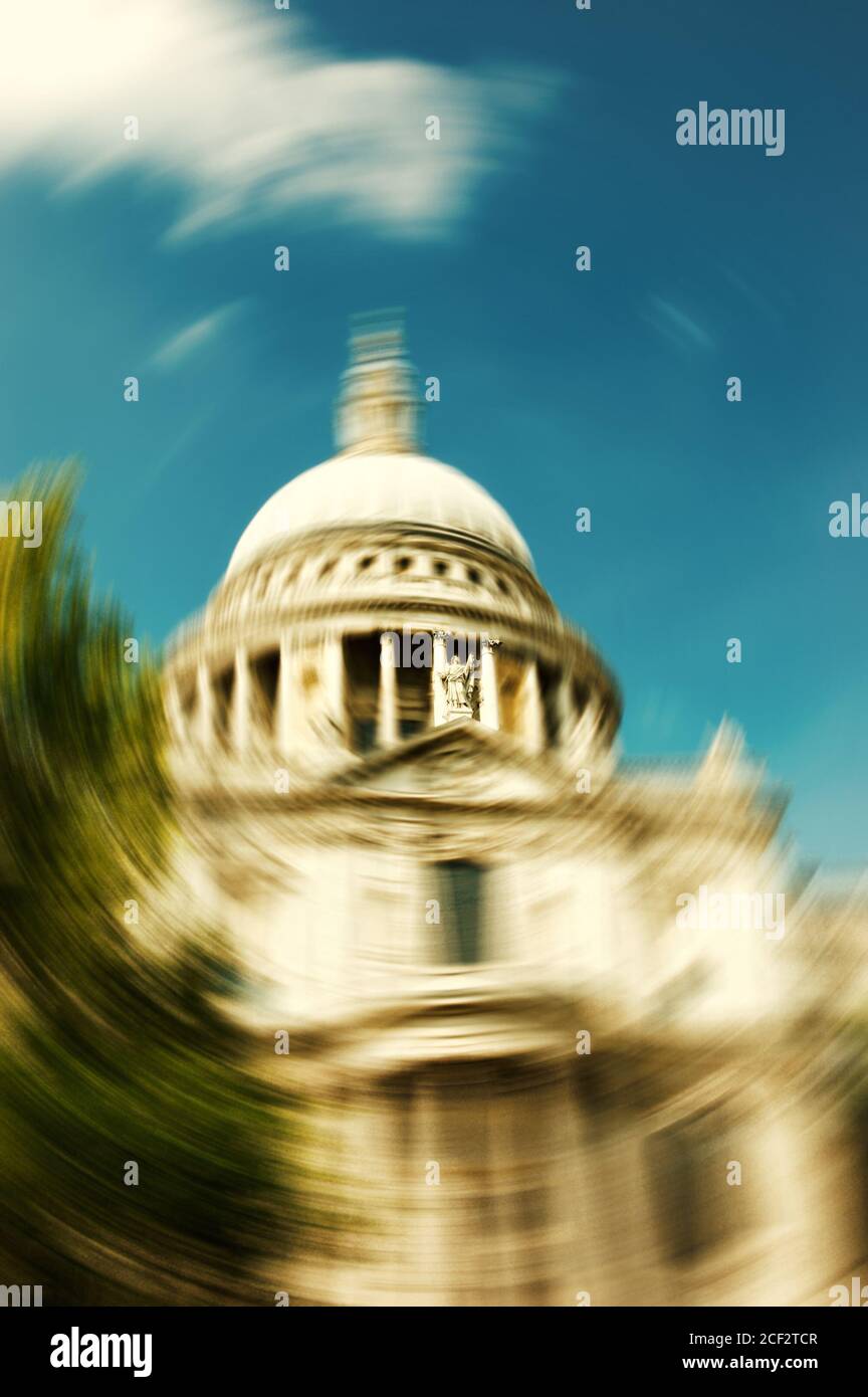 St Paul's Cathedral in London. Verschwommenes Foto mit selektivem Fokus auf die Statue. Stockfoto