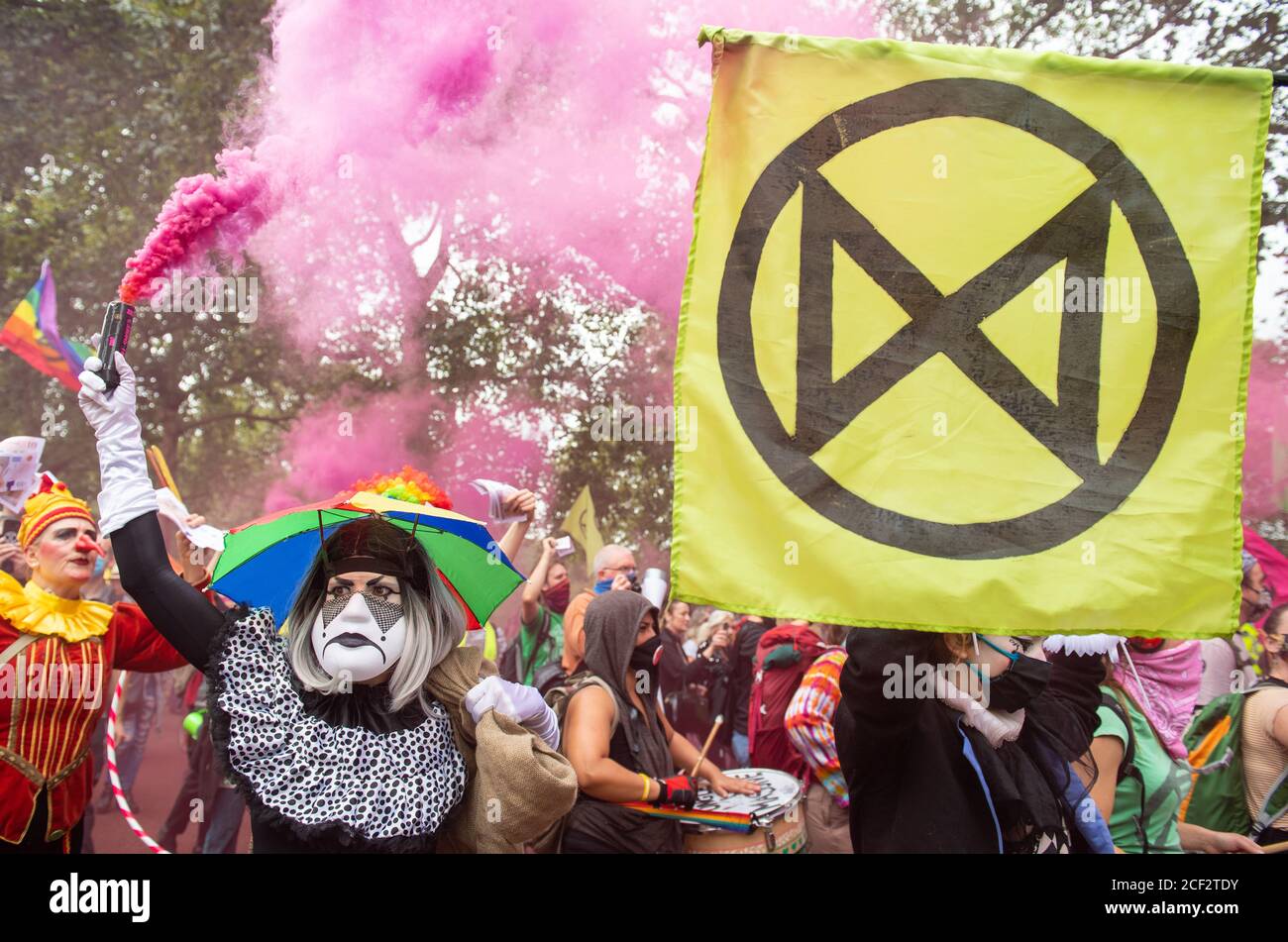 Extinction Rebellion Protestierenden gekleidet als Clowns vor dem HM Treasury Gebäude während einer Extinction Rebellion Protest in Westminster, London. Die Umweltkampagnengruppe hat Veranstaltungen geplant, die an mehreren Sehenswürdigkeiten der Hauptstadt stattfinden sollen. Stockfoto