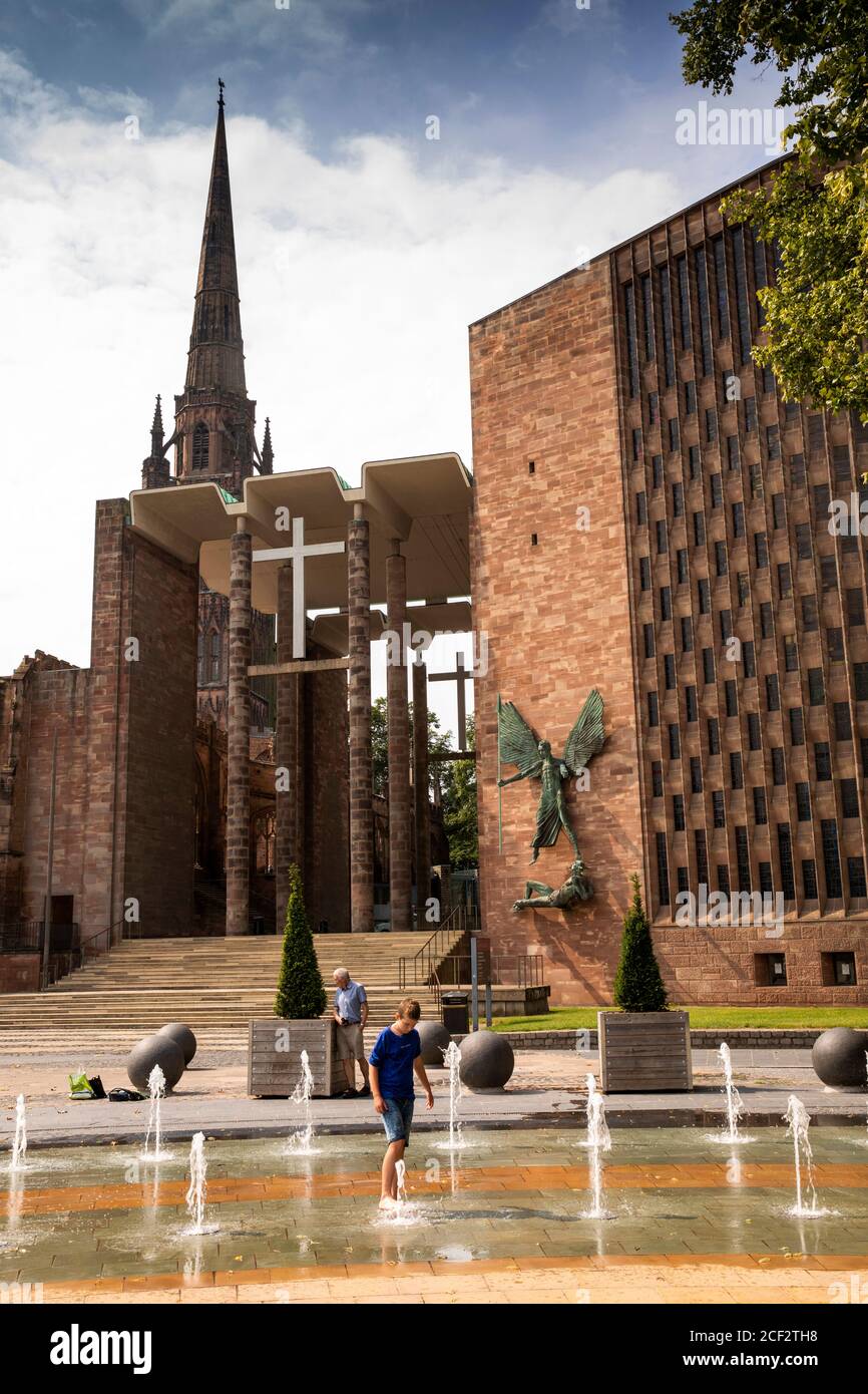 Großbritannien, England, Coventry, University Square, Kind spielt in Brunnen vor der Kathedrale Stockfoto
