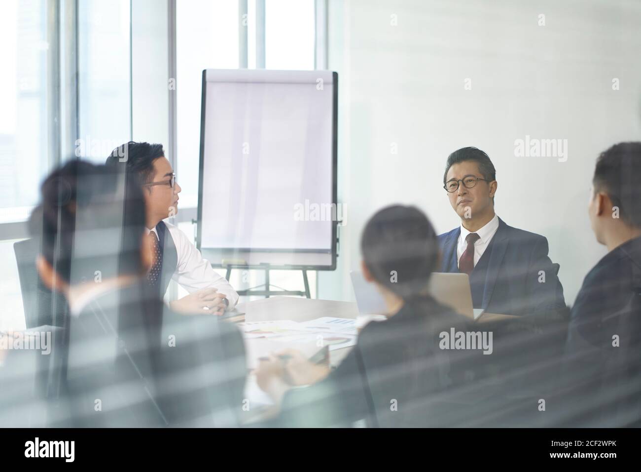 Eine Gruppe asiatischer Führungskräfte trifft sich im Konferenzraum Büro Stockfoto