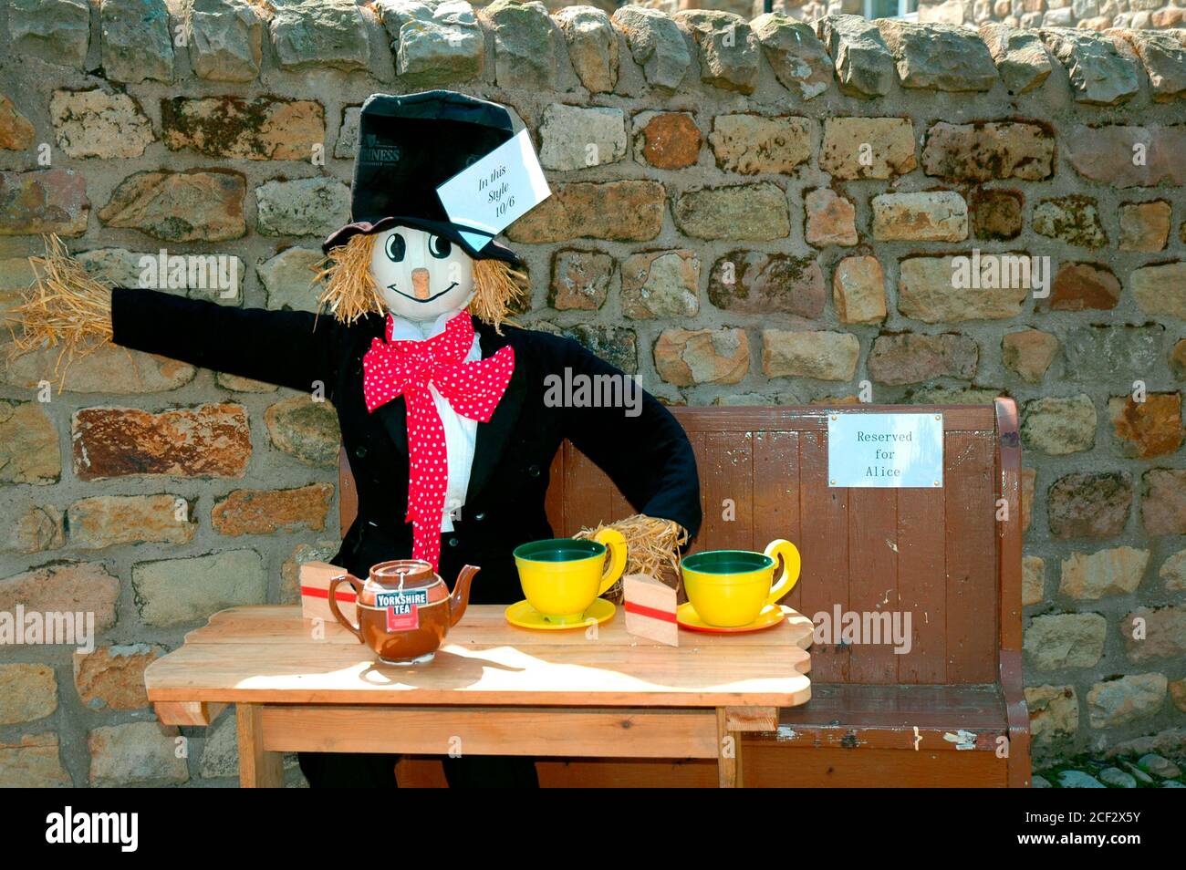 Eine Ausstellung beim Scarecrow Festival, das jährlich im Dorf Wray in der Nähe von Lancaster, Großbritannien, stattfindet. Der verrückte Hutmacher aus Alice im Wunderland. Stockfoto