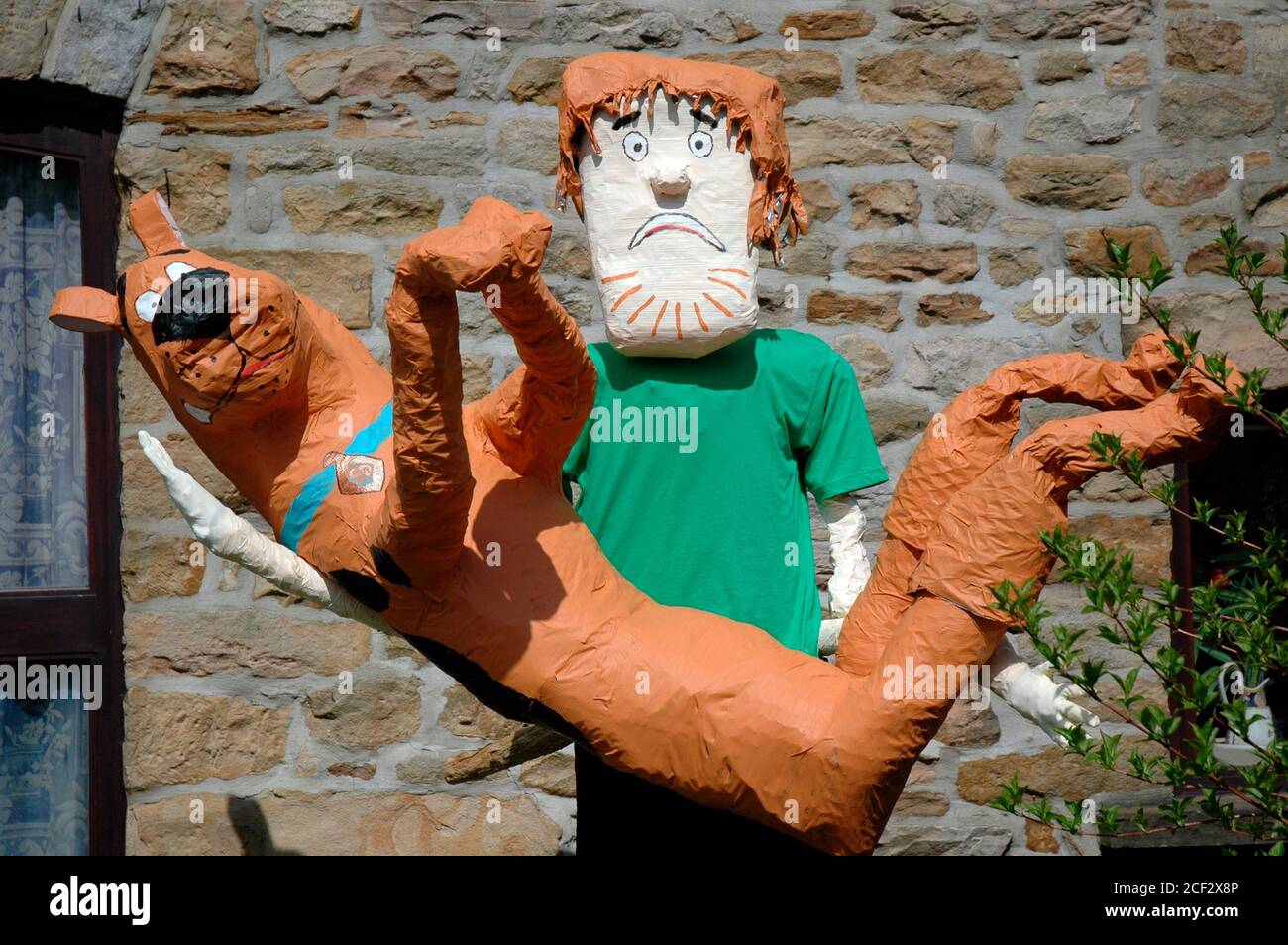Eine Ausstellung beim Scarecrow Festival, das jährlich im Dorf Wray in der Nähe von Lancaster, Großbritannien, stattfindet. Scooby-Doo Stockfoto