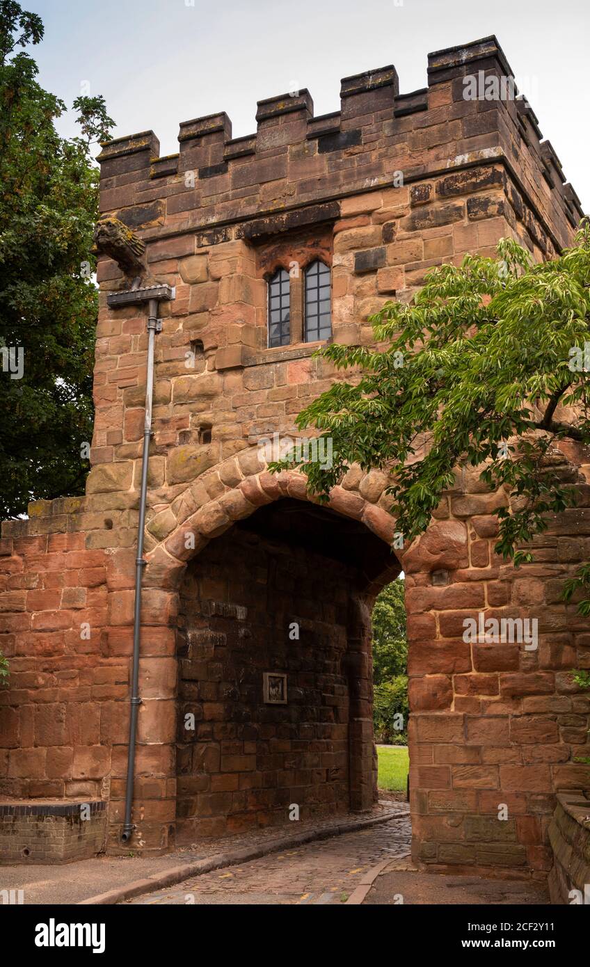 Großbritannien, England, Coventry, Cook Street, Tor in 1300er Stadtmauern noch heute in Gebrauch Stockfoto