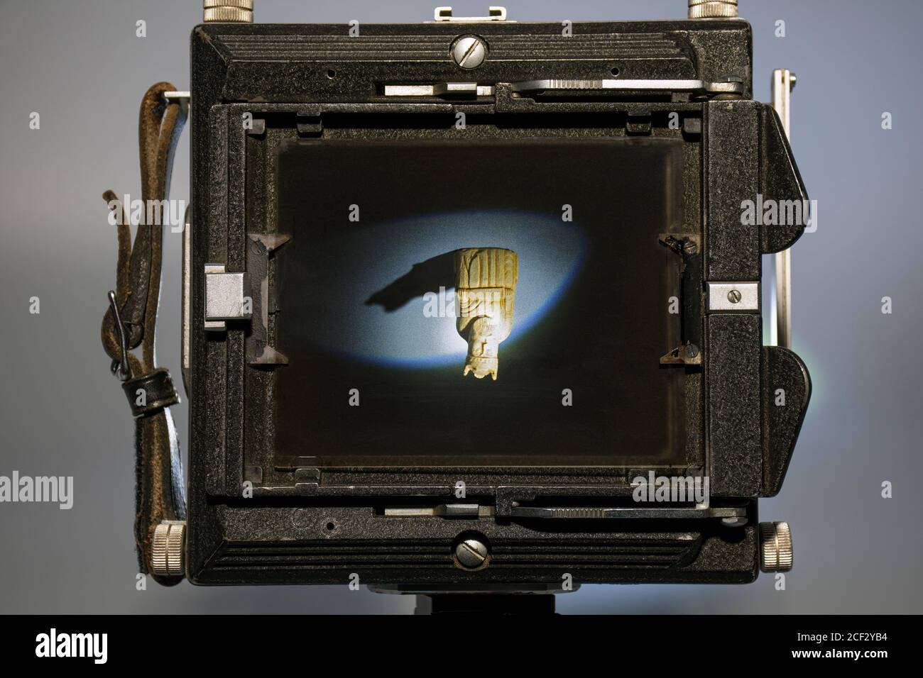 Eine alte MPP Micro Technical 5x4 Zoll Feldkamera, die das invertierte Bild auf dem Boden-Glas-Fokussierbildschirm zeigt. Stockfoto