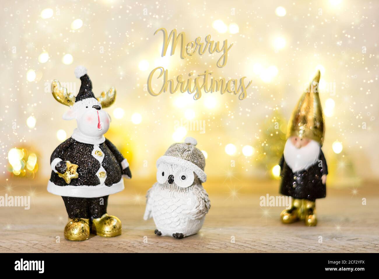 gnome, Eule, Elch verziert mit Pailletten in schwarz, goldene Farbe auf Bokeh Hintergrund. Happy New Year, Merry Christmas Konzept Holiday Card Flat Lay Top Stockfoto