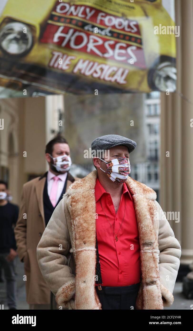 Del Boy (vorne) und Boycie aus der Besetzung von Only Fools and Horses The Musical, gespielt von Chris Bennett und Jeff Nicholson, vor dem Theatre Royal Haymarket in London, Nach einer 15-minütigen Schweigeminute, um Solidarität mit denjenigen in der Theaterindustrie zu zeigen, die aufgrund der Coronavirus-Pandemie ihren Arbeitsplatz verloren haben. Stockfoto