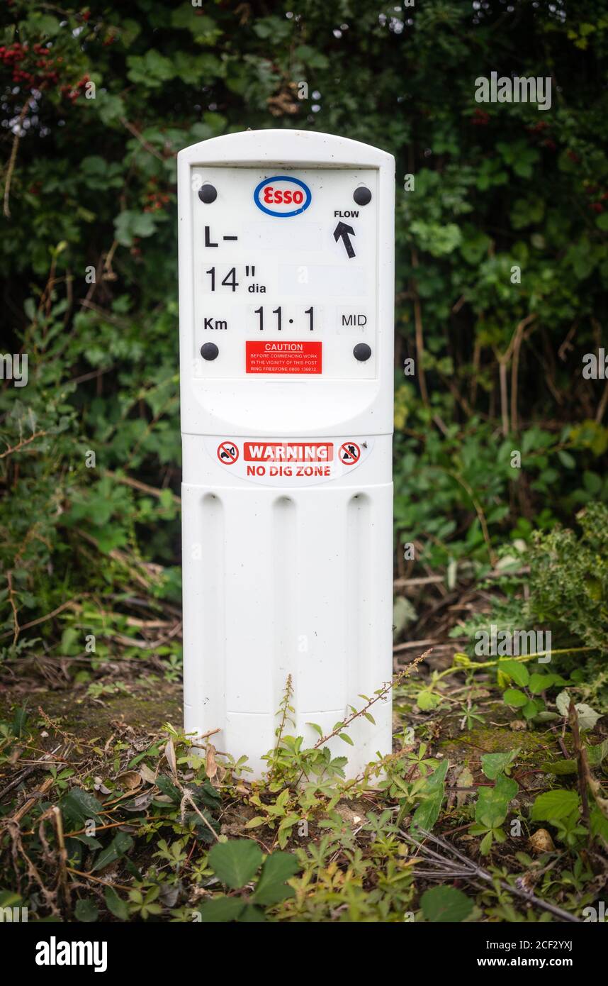 Esso Pipeline Marker Warnschild keine Grabungszone in Marchwood in der Nähe der Fawley Ölraffinerie, Southampton, England, Großbritannien Stockfoto