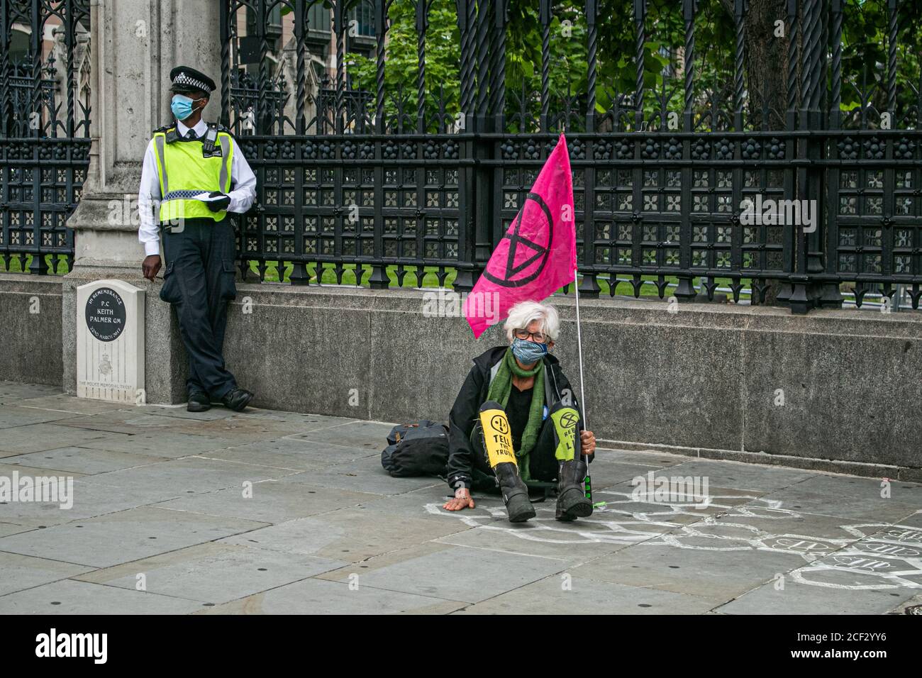 WESTMINSTER LONDON, Großbritannien - 3. September 2020 EINE Gruppe von Klimaaktivisten von Extinction Rebellion klebt ihre Hand vor den Houses of Parliament am dritten Tag der Klimaproteste. Extinction Rebellion hat geschworen, ihren Protest über 12 Tage lang in 12 London fortzusetzen, frustriert über das Versagen der Regierung, den Klimawandel zu bekämpfen und das Climate Emergency Bill zu bringen. Kredit: amer ghazzal/Alamy Live Nachrichten Stockfoto