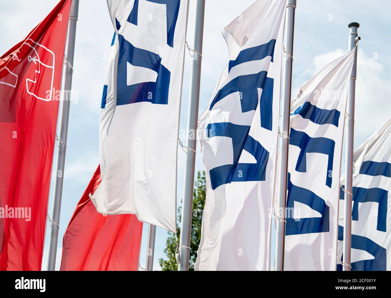 Berlin, Deutschland. September 2020. Flaggen mit dem Schriftzug der Internationalen Funkausstellung (IFA) befinden sich vor der Messe Berlin. Diese Ausgabe ist auf Einladung nur für Fachbesucher und Journalisten. Die Messe läuft vom 3. Bis 5. September. Quelle: Fabian Sommer/dpa/Alamy Live News Stockfoto