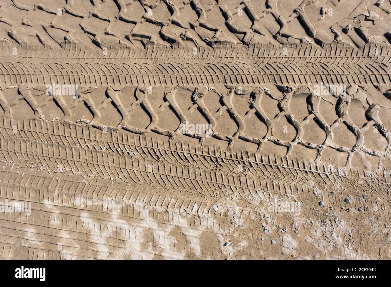 Die Spur eines Reifens im sand Stockfoto