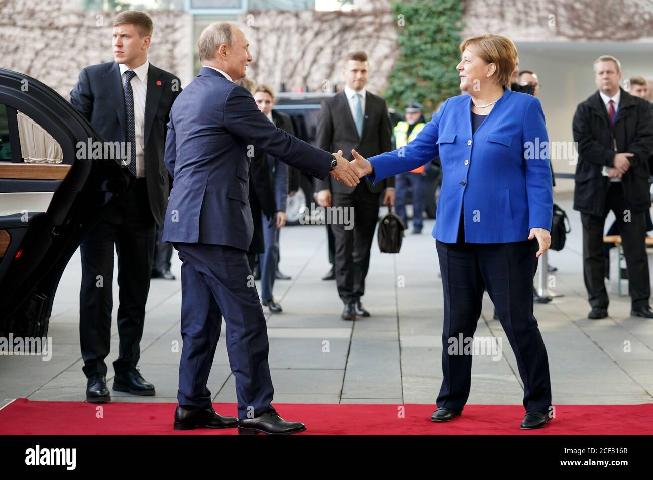 Berlin, Deutschland. Januar 2020. Der Streit um den angeblichen Nervengift-Angriff auf den russischen Dissidenten Alexej Nawalny ist das jüngste Kapitel in einer komplizierten Beziehung zwischen Deutschland und Russland, die Jahre zurückreicht. Quelle: Kay Nietfeld/dpa/Alamy Live News Stockfoto Berlin, Deutschland. Januar 2020. Der Streit um den angeblichen Nervengift-Angriff auf den russischen Dissidenten Alexej Nawalny ist das jüngste Kapitel in einer komplizierten Beziehung zwischen Deutschland und Russland, die Jahre zurückreicht. Quelle: Kay Nietfeld/dpa/Alamy Live News Stockfoto