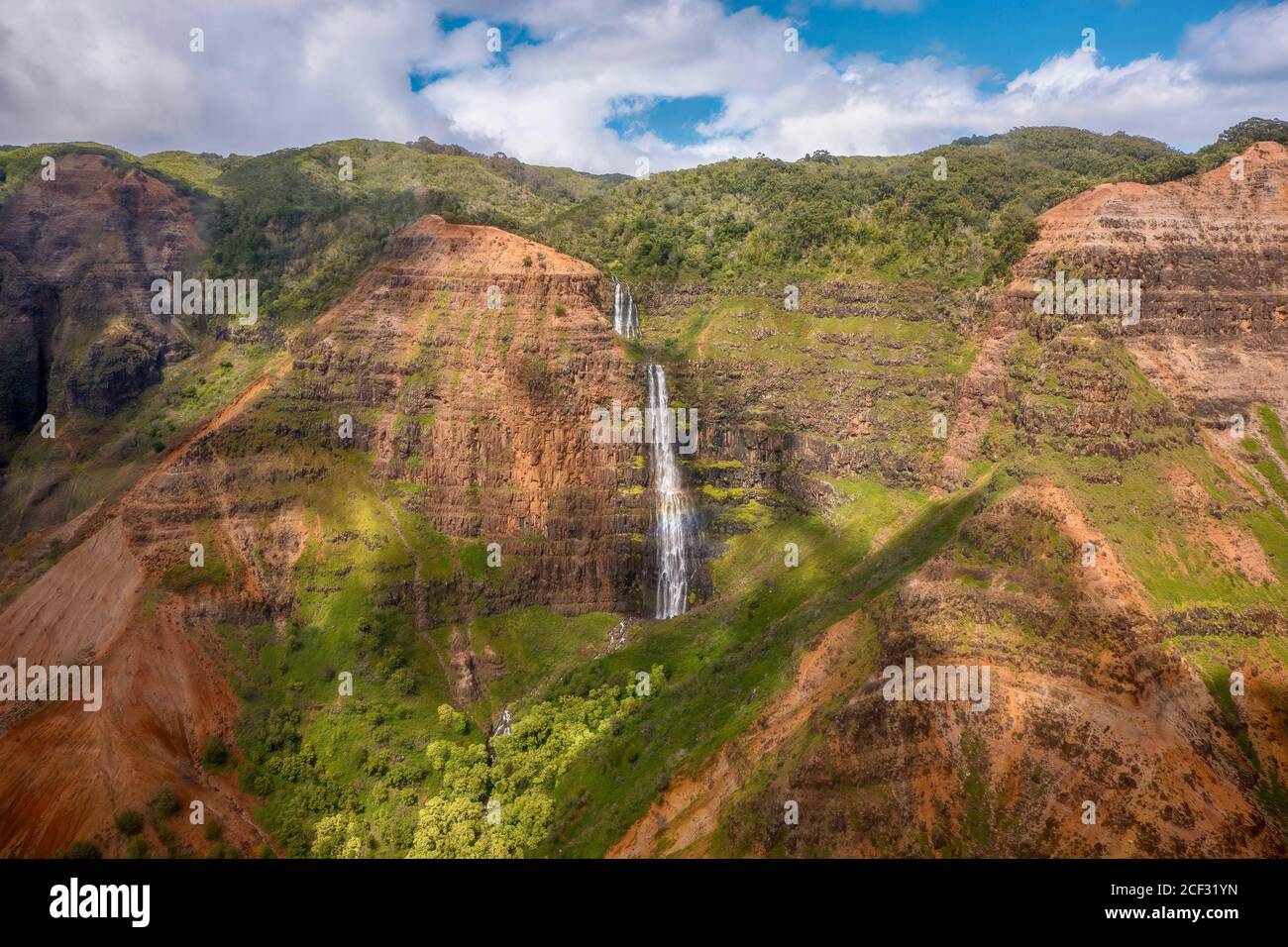 Weitwinkelansicht der wunderschönen Waipo'o Falls im Waimea Canyon State Park, Kauai, Hawaii, aufgenommen von einem Hubschrauber. Stockfoto