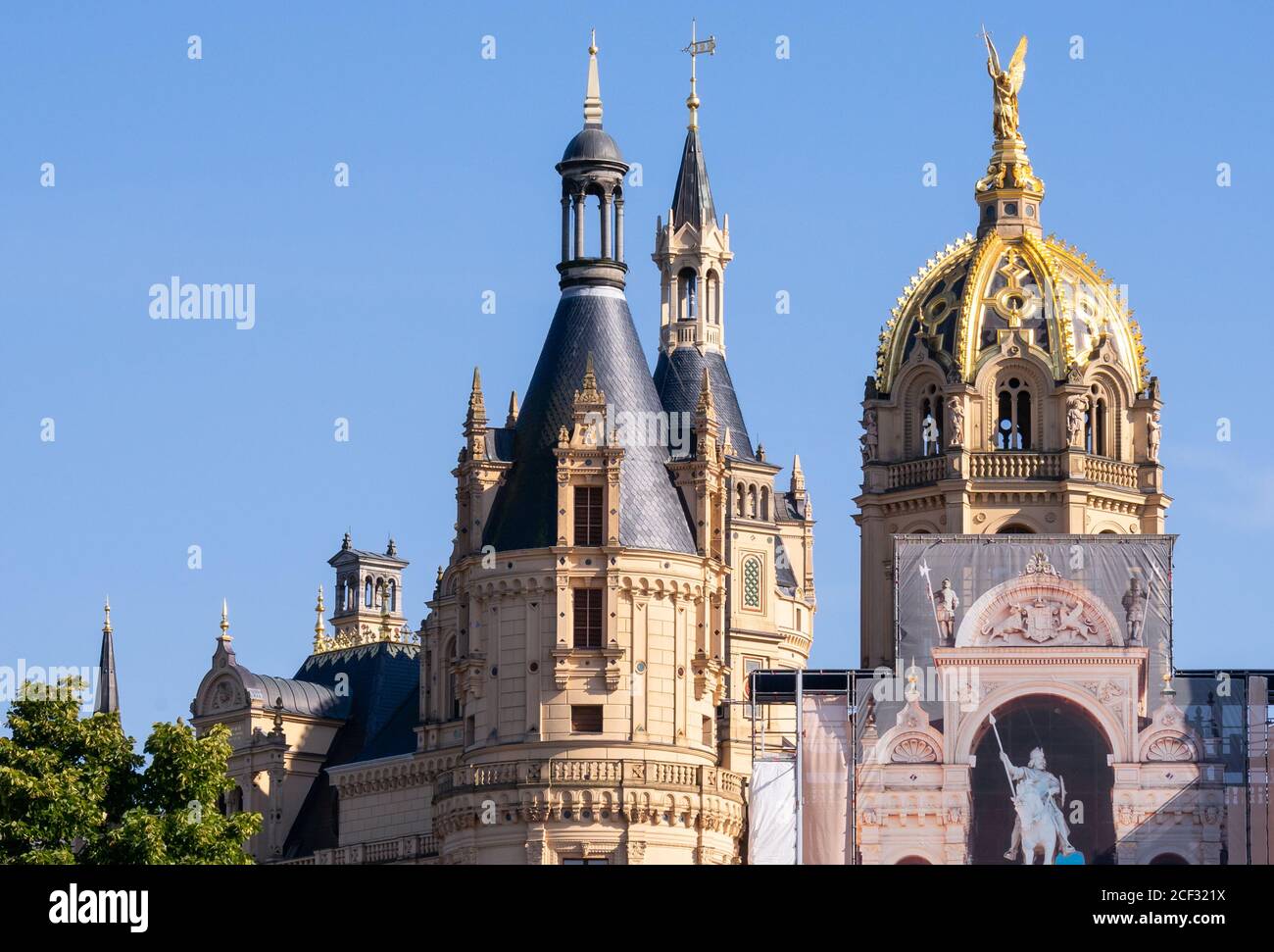 SCHWERIN, DEUTSCHLAND - 12. August 2020: Schwerin, Deutschland 12. August 2020. Das Schloss Schwerin ist ein Schloss mitten in der Stadt. Stockfoto