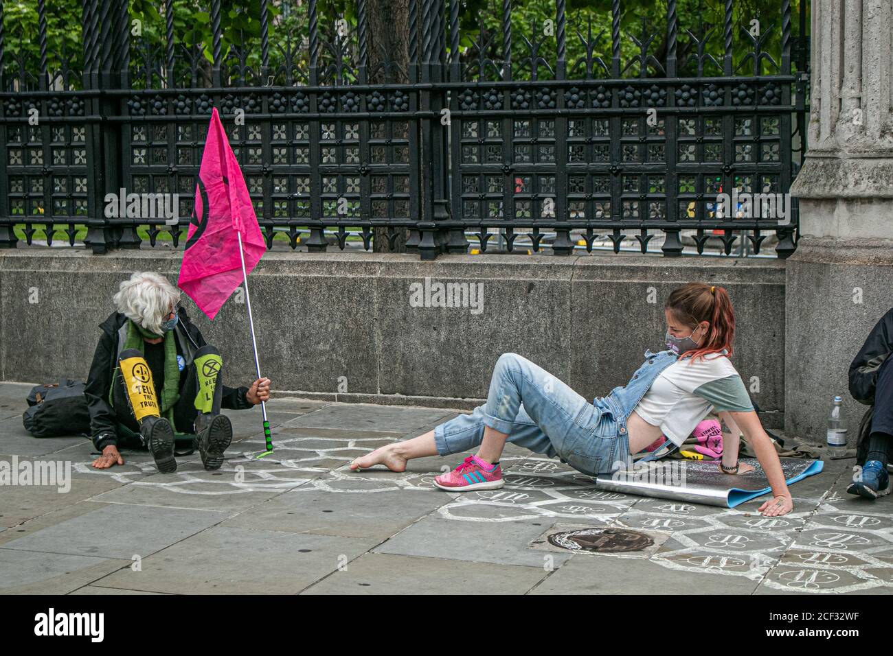 WESTMINSTER LONDON, Großbritannien - 3. September 2020 EINE Gruppe von Klimaaktivisten aus der Rebellion des Aussterbens klebt am dritten Tag der Klimaproteste in London ihre Hand auf dem Bürgersteig vor dem Parlamentsgebäude. Extinction Rebellion Aktivisten haben geschworen, ihre Proteste über 12 Tage in London fortzusetzen, frustriert über das Versagen der Regierung, den Klimawandel zu bekämpfen und das Klimaschutzgesetz zu bringen. Kredit: amer ghazzal/Alamy Live Nachrichten Stockfoto