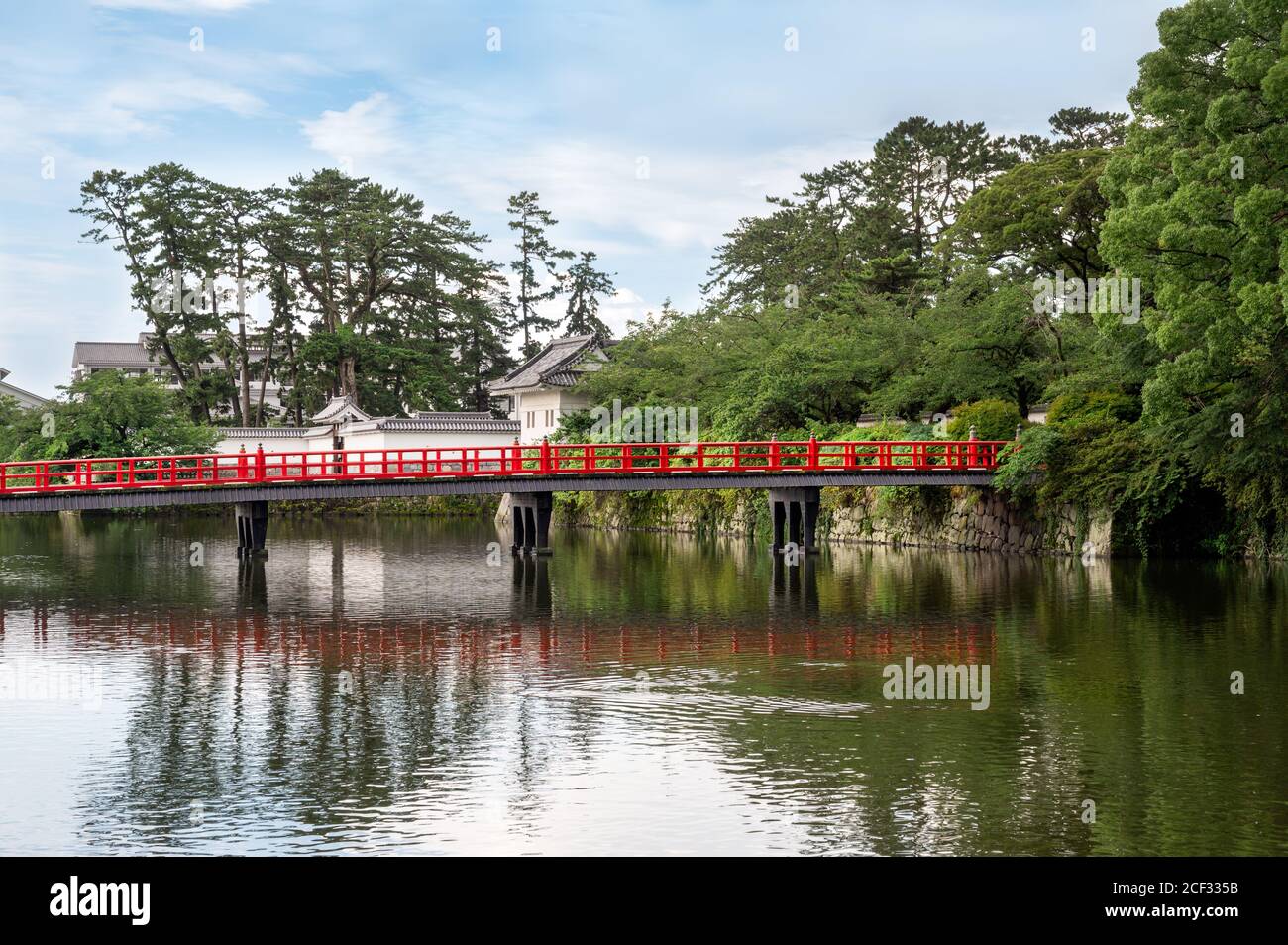 Rote Brücke über den Graben von Odawara Castle in der Präfektur Kanagawa, Japan. Stockfoto