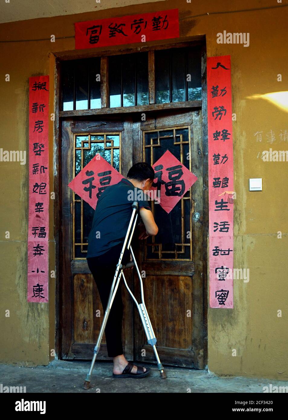 (200903) -- SONGXIAN, 3. September 2020 (Xinhua) -- Zhang Songxian kommt zu seinem alten Haus auf einem Hügel im Dorf Sanhe im Bezirk Songxian, Provinz Henan in Zentralchina, 2. September 2020. Zhang Songxian, 57, verlor 1972 bei einem Unfall sein rechtes Bein. Er war jedoch nie am Boden zerstört und machte seinen Lebensunterhalt, indem er verschiedene Arbeiten wie den Betrieb eines kleinen Ladens und die Arbeit als Schneider und Schweißer machte. 2014 wurde Zhang aufgrund seiner körperlichen Bedingungen als verarmter Haushalt registriert. Nicht willens, in Armut verstrickt zu sein, begann Zhang unter der Unterstützung lokaler Beamter zu lernen, Bienen aufzuziehen. Zhang Stockfoto