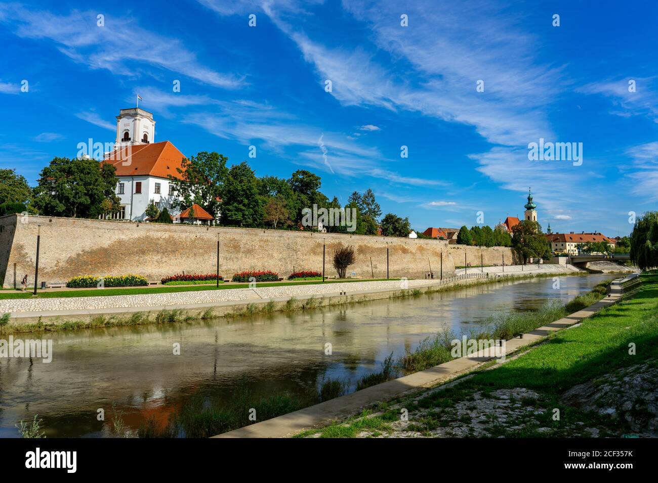 Gyor Stadt mit dem Fluss Raba in Ungarn Stockfoto