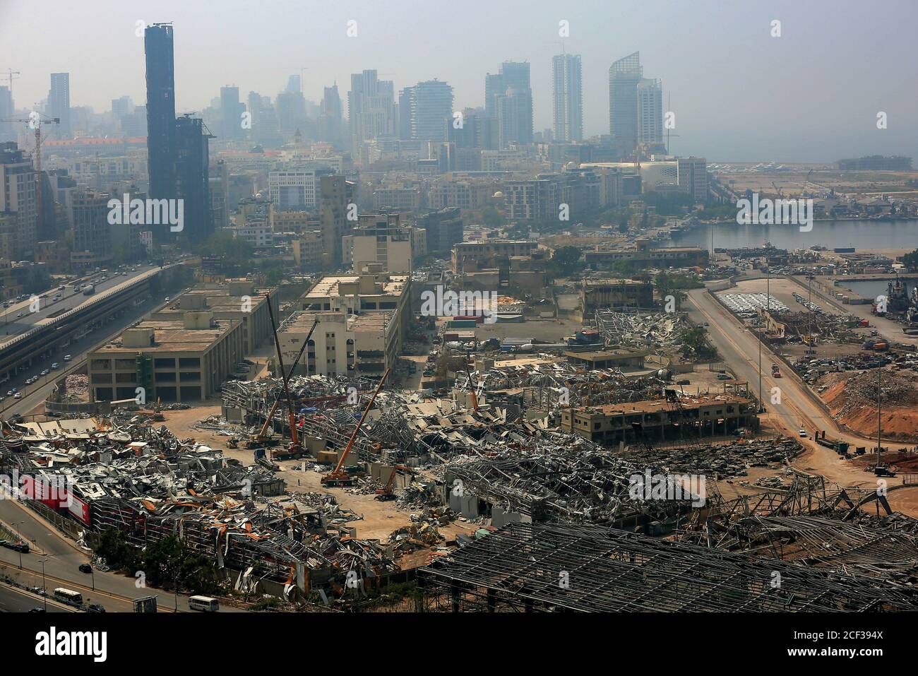 Beirut, Libanon. September 2020. Ein Blick auf verwüstete Lagerhäuser im Hafen von Beirut, dem Ort der massiven Explosion, die Beirut am 04. August 2020 erschütterte. Quelle: Marwan Naamani/dpa/Alamy Live News Stockfoto