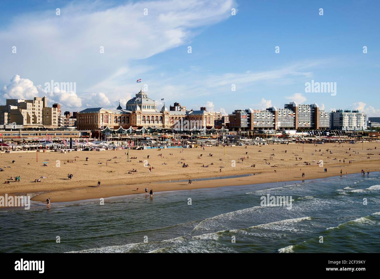 Scheveningen, Den Haag, Niederlande, Blick auf den Strand während eines Sonntags in der Sommersaison Stockfoto