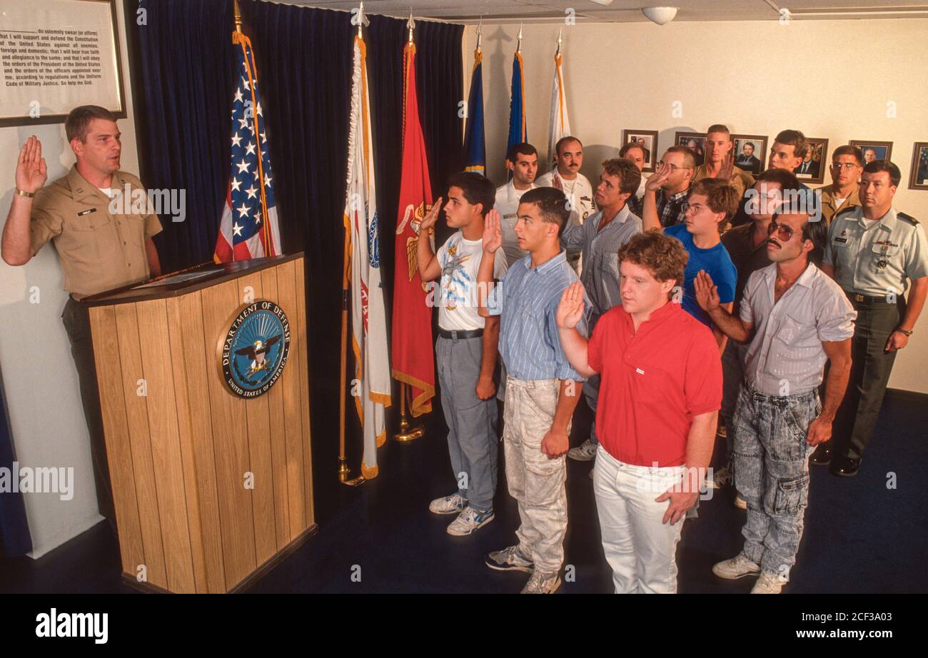BOSTON, MASSACHUSETTS, USA, 30. AUGUST 1990 - Vereidigung neuer Rekruten von Streitkräften bei M.E.P.S. Militärische Eingangsverarbeitungsstation. Stockfoto