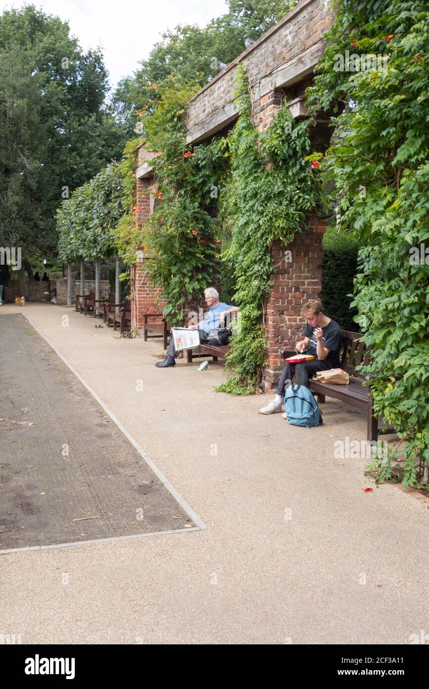 Menschen entspannen in Holland Park, Holland Park Avenue, Kensington, London, W11, Großbritannien Stockfoto