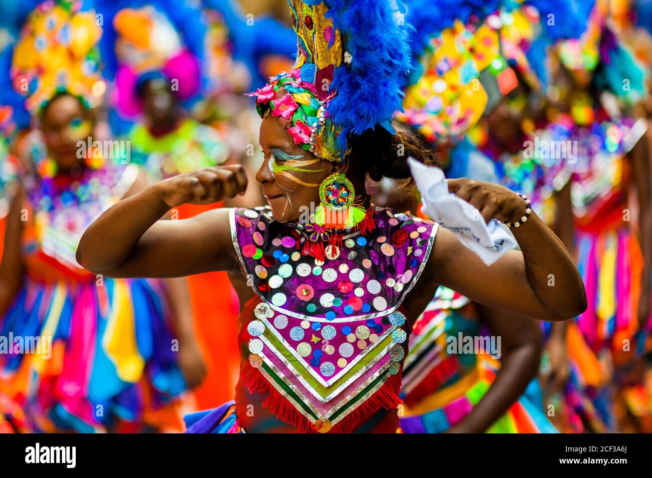 Eine afro-kolumbianische Tänzerin des Viertels La Yesquita tritt während des San Pacho Festivals in Quibdó, Kolumbien, auf. Stockfoto