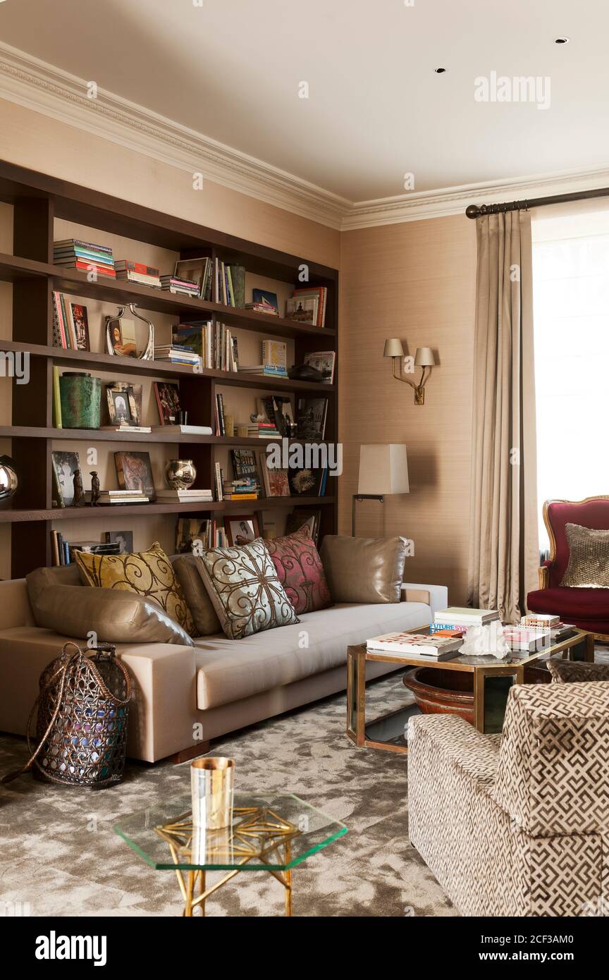 Bücherregal hinter Sofa im Wohnzimmer Stockfotografie - Alamy