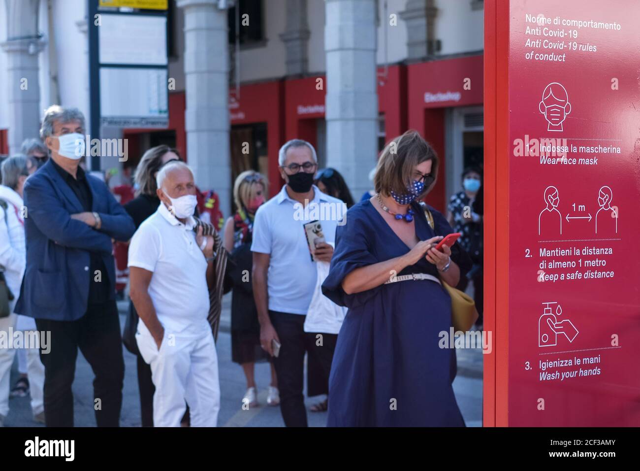 Palazzo del Cinema, Lido, Venedig, Italien. September 2020. Besucher mit Gesichtsbedeckungen stehen Schlange, um eine Vorführung beim 77. Internationalen Filmfestival von Venedig zu besuchen. Bild nach Kredit: Julie Edwards/Alamy Live Nachrichten Stockfoto