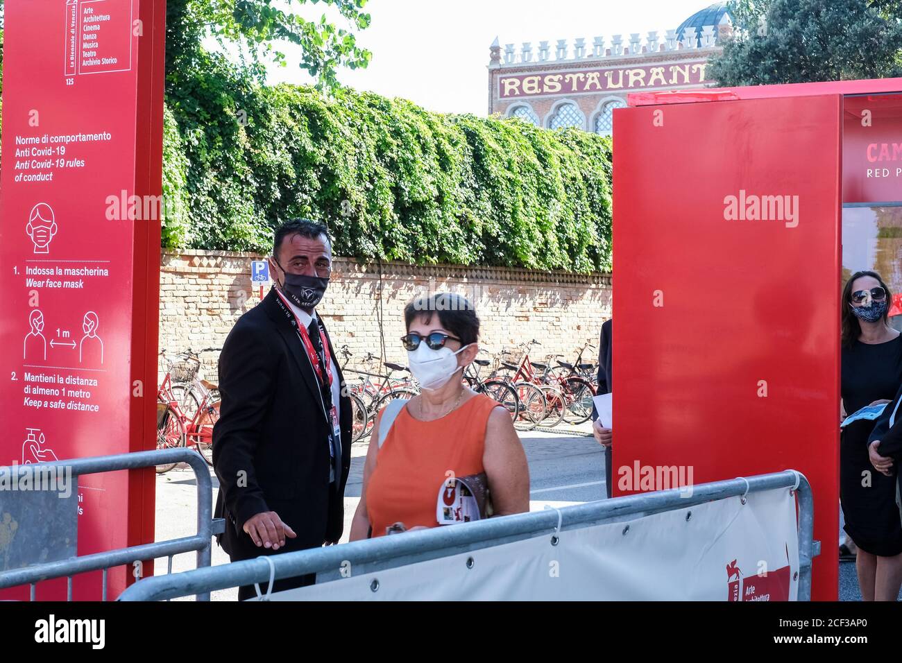 Palazzo del Cinema, Lido, Venedig, Italien. September 2020. Die Besucher tragen Gesichtsbezüge und nehmen an einer Vorführung beim 77. Internationalen Filmfestival in Venedig Teil. Bild nach Kredit: Julie Edwards/Alamy Live Nachrichten Stockfoto