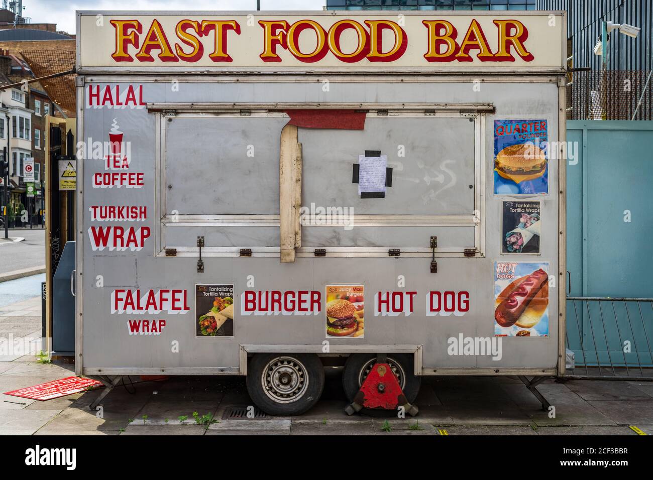 Fast Food Bar während der Covid-19 Pandemie geschlossen. Fast Food Trailer geschlossen. Stockfoto