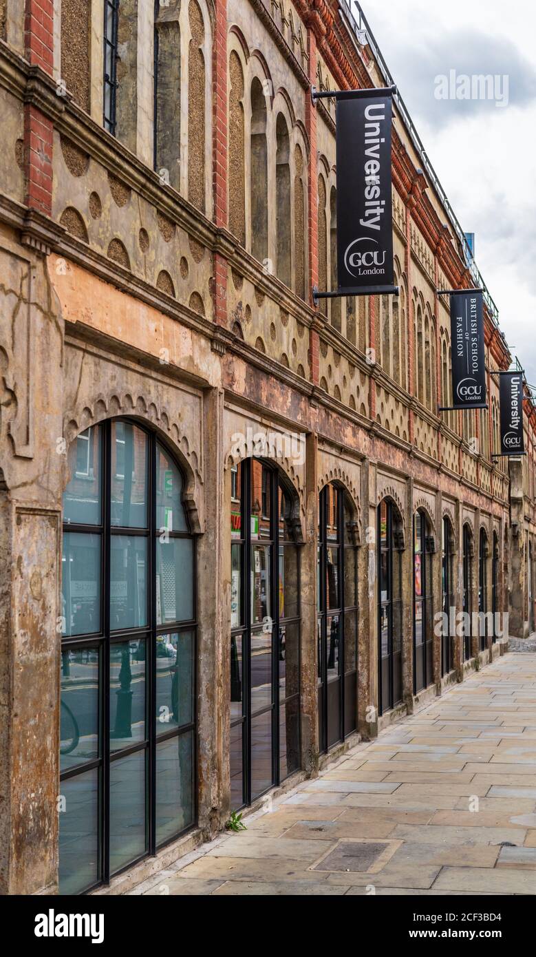 Fashion St London - Glasgow Caledonian University GCU British School of Fashion in der Fashion Street im Londoner East End. Stockfoto