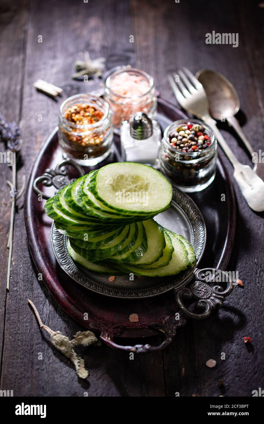 Gurkensalat mit Gewürzen.geschnittenes Gemüse.Country-Stil.gesunde Lebensmittel und Getränke. Stockfoto