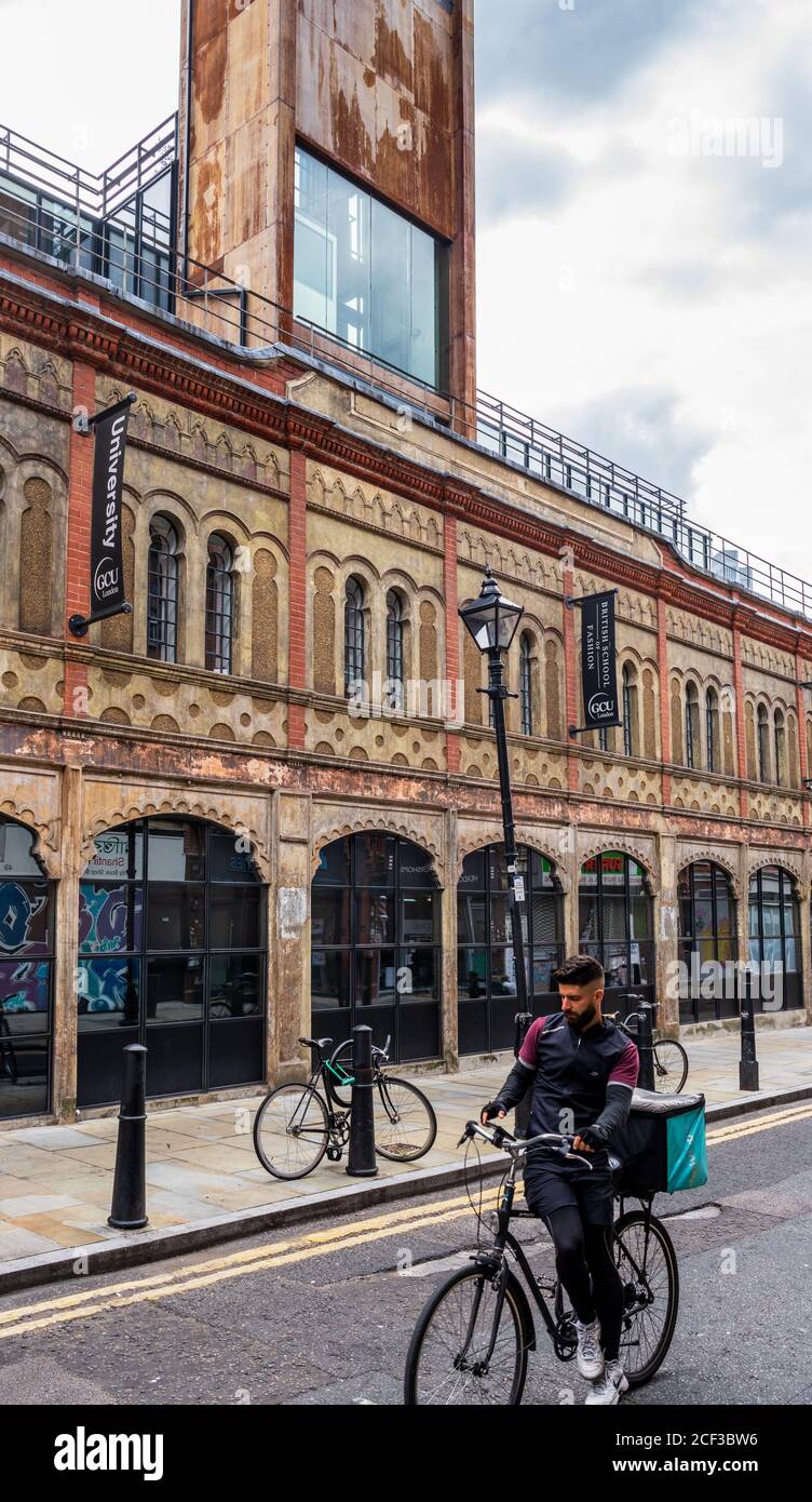 Fashion St London - Glasgow Caledonian University GCU British School of Fashion in der Fashion Street im Londoner East End. Stockfoto
